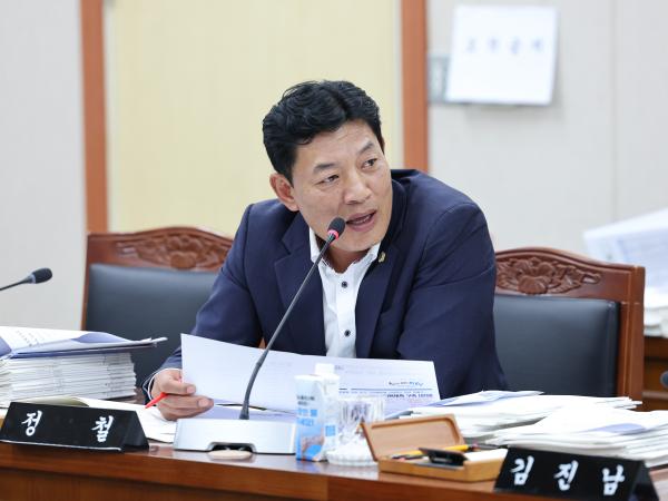 제393회 임시회 교육위원회 회의 첨부이미지 : 25년09월11일 제393회 임시회 교육위원회 회의 (60).jpg