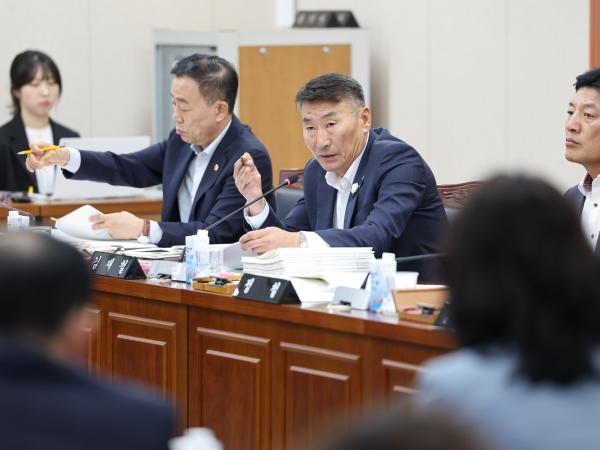 제393회 임시회 교육위원회 회의 첨부이미지 : 25년09월11일 제393회 임시회 교육위원회 회의 (19).jpg