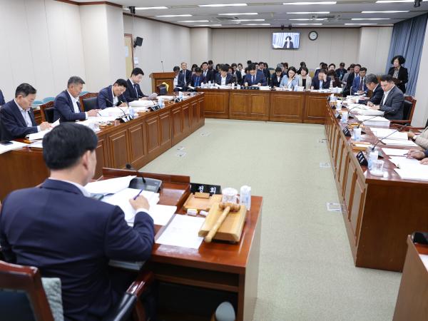 제393회 임시회 교육위원회 회의 첨부이미지 : 25년09월11일 제393회 임시회 교육위원회 회의 (6).jpg