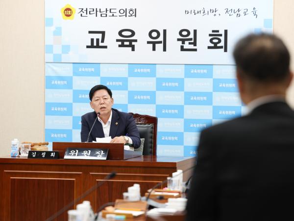 제393회 임시회 교육위원회 회의 첨부이미지 : 25년09월11일 제393회 임시회 교육위원회 회의 (74).jpg