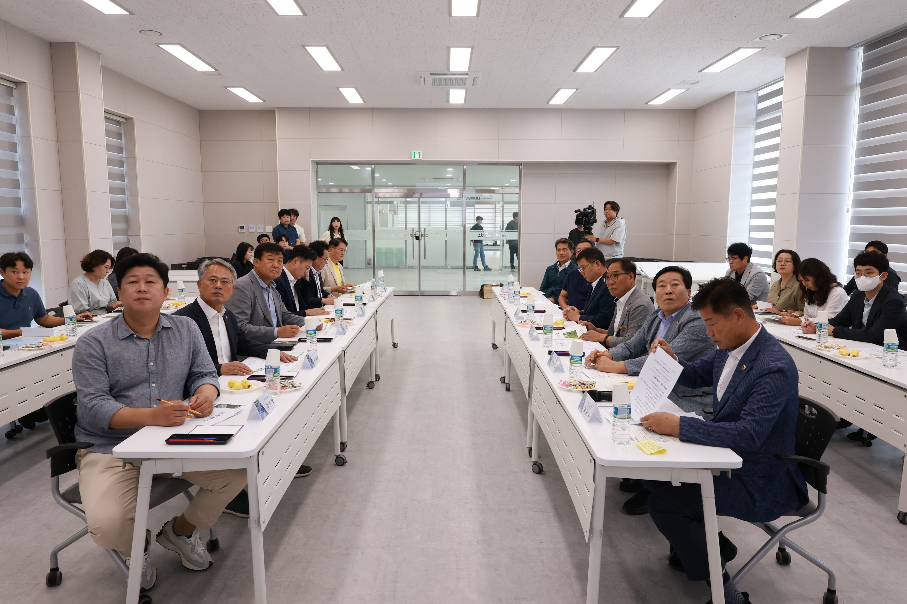 제393회 임시회 농수산위원회 신안 바나나농장 현지활동 첨부이미지 : 25년09월10일 제393회 임시회 농수산위원회 신안 바나나농장 현지활동 - 008.jpg