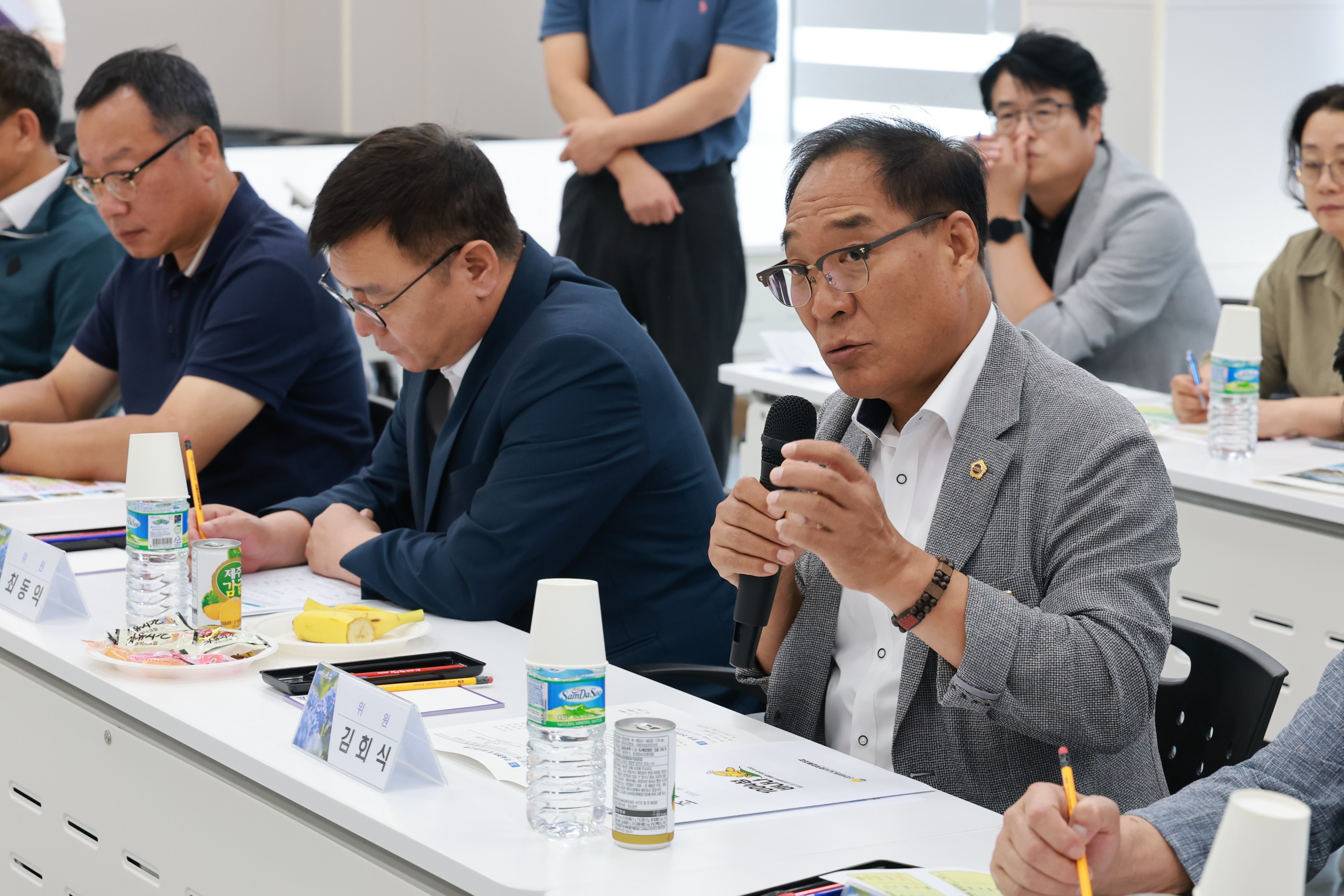 제393회 임시회 농수산위원회 신안 바나나농장 현지활동 첨부이미지 : 25년09월10일 제393회 임시회 농수산위원회 신안 바나나농장 현지활동 - 030.jpg
