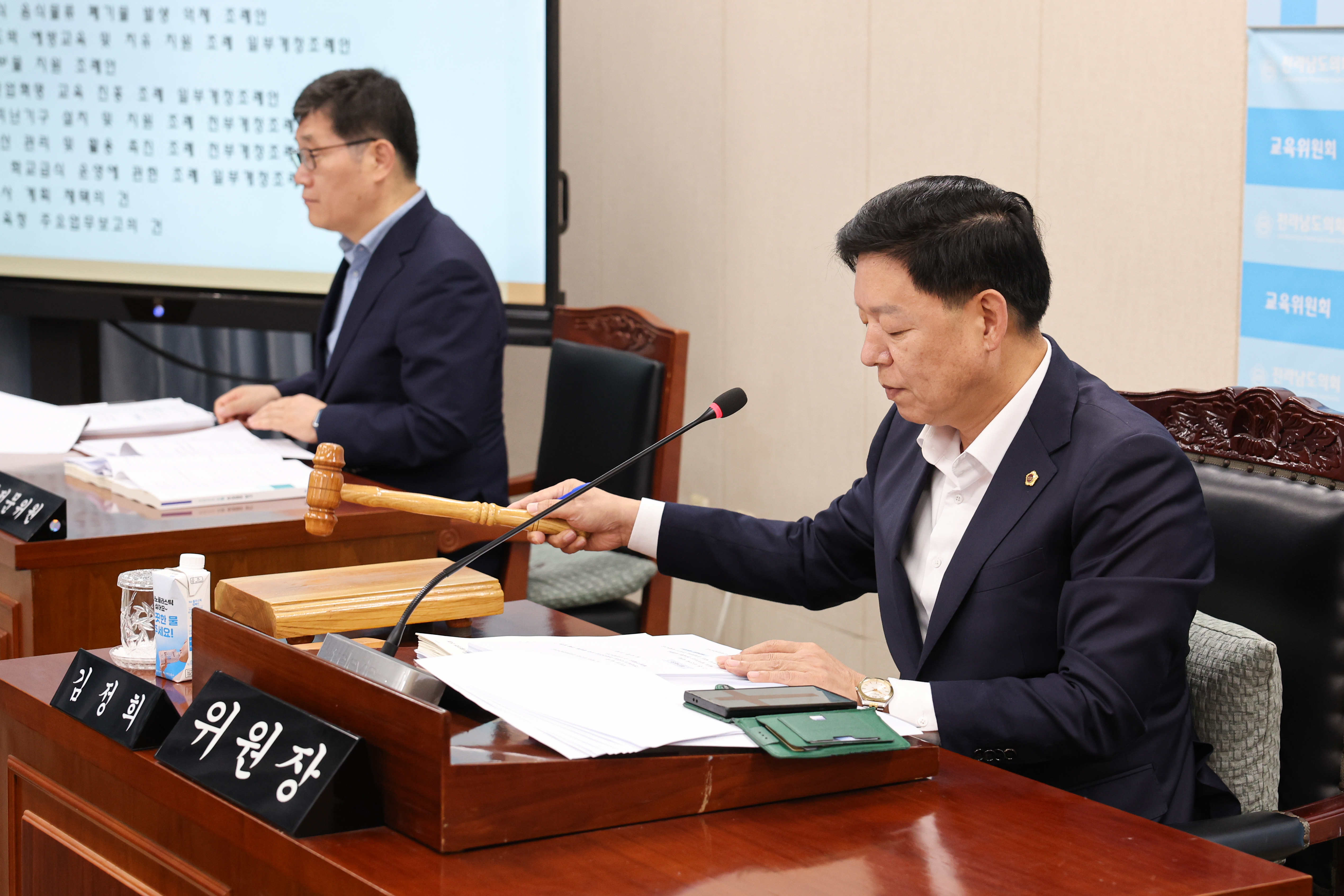 제393회 임시회 교육위원회 회의 첨부이미지 : 25년09월10일 제393회 임시회 교육위원회 회의 (9).jpg