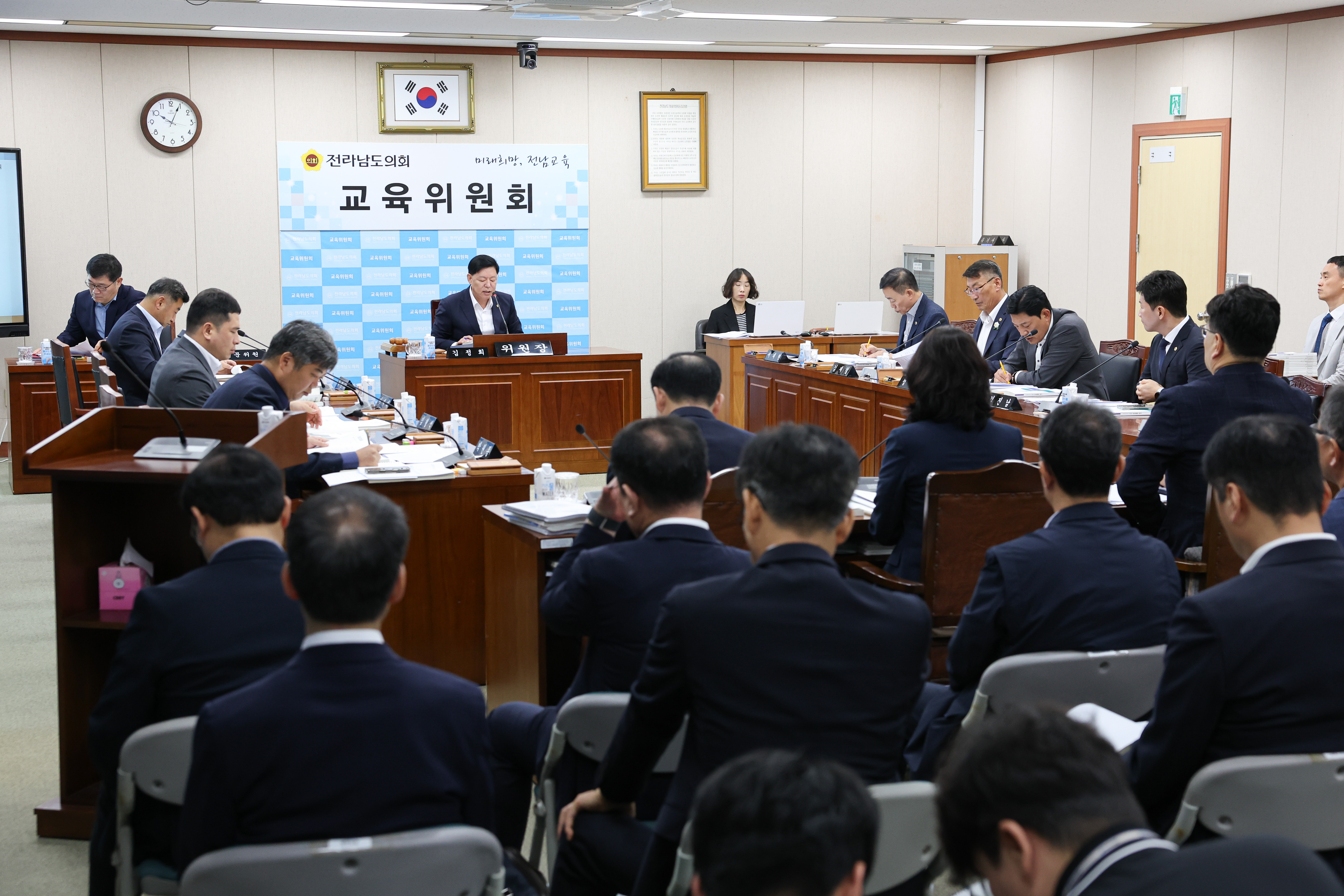 제393회 임시회 교육위원회 회의 첨부이미지 : 25년09월10일 제393회 임시회 교육위원회 회의 (5).jpg