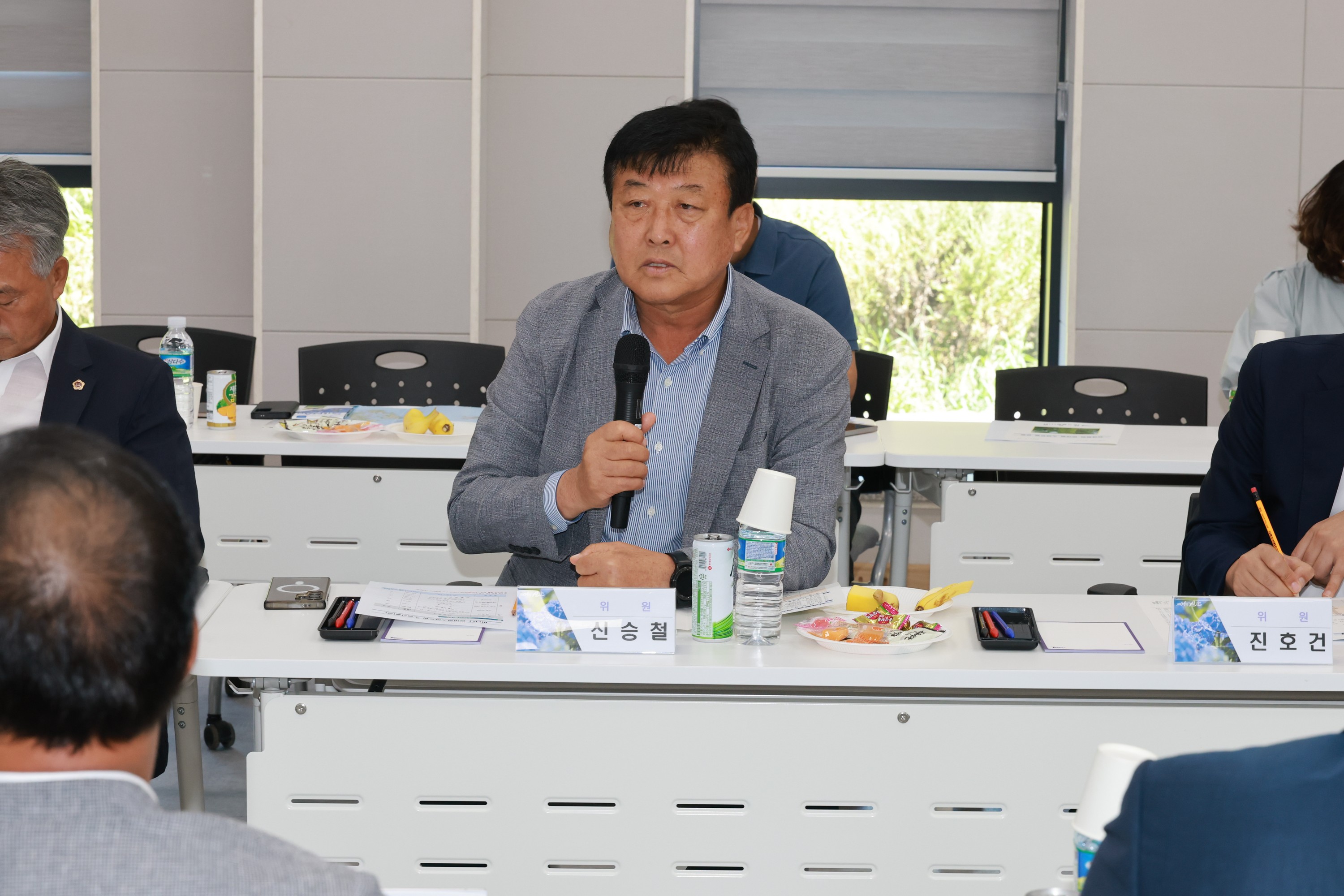 제393회 임시회 농수산위원회 신안 바나나농장 현지활동 첨부이미지 : 25년09월10일 제393회 임시회 농수산위원회 신안 바나나농장 현지활동 - 026.jpg