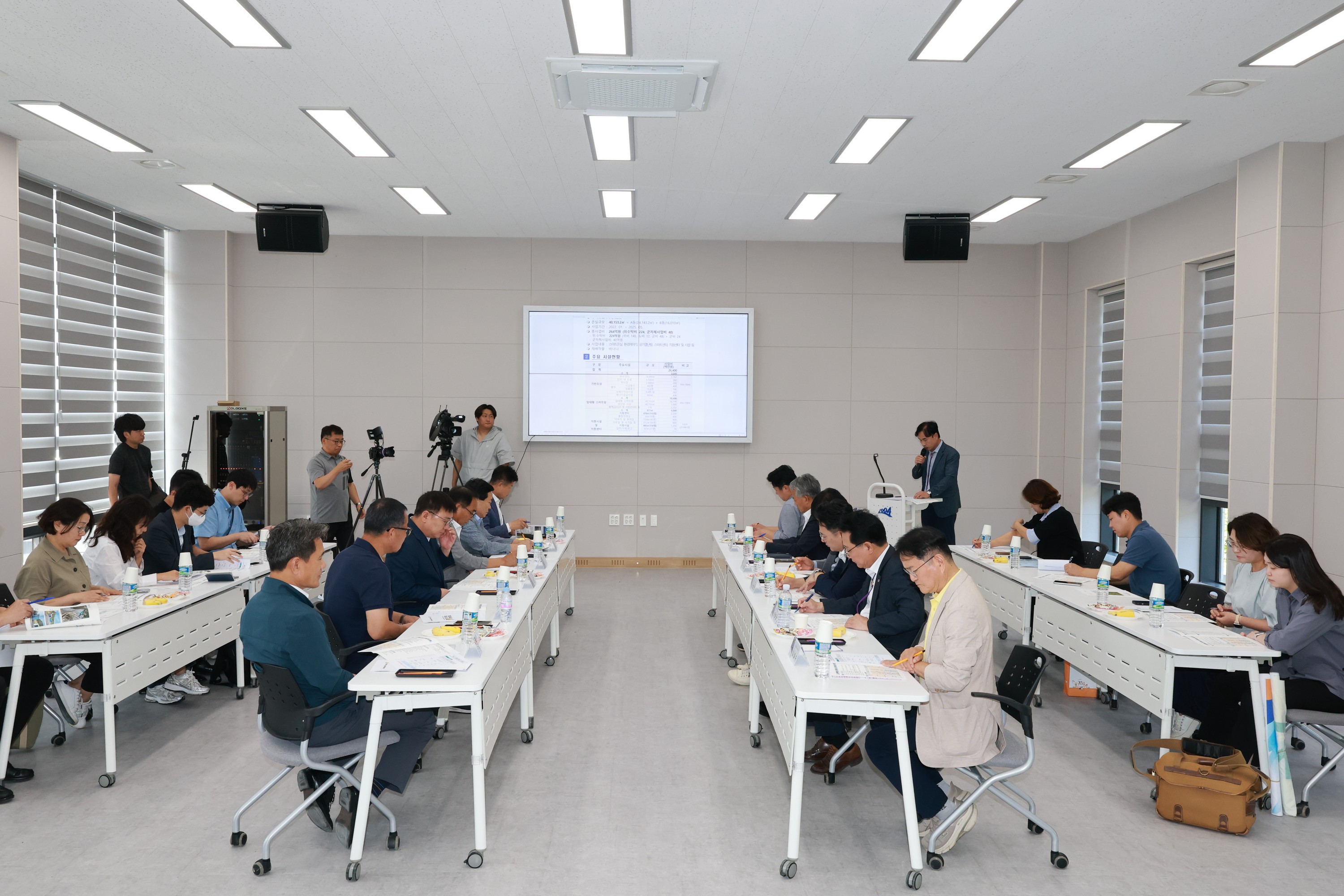 제393회 임시회 농수산위원회 신안 바나나농장 현지활동 첨부이미지 : 25년09월10일 제393회 임시회 농수산위원회 신안 바나나농장 현지활동 - 011.jpg