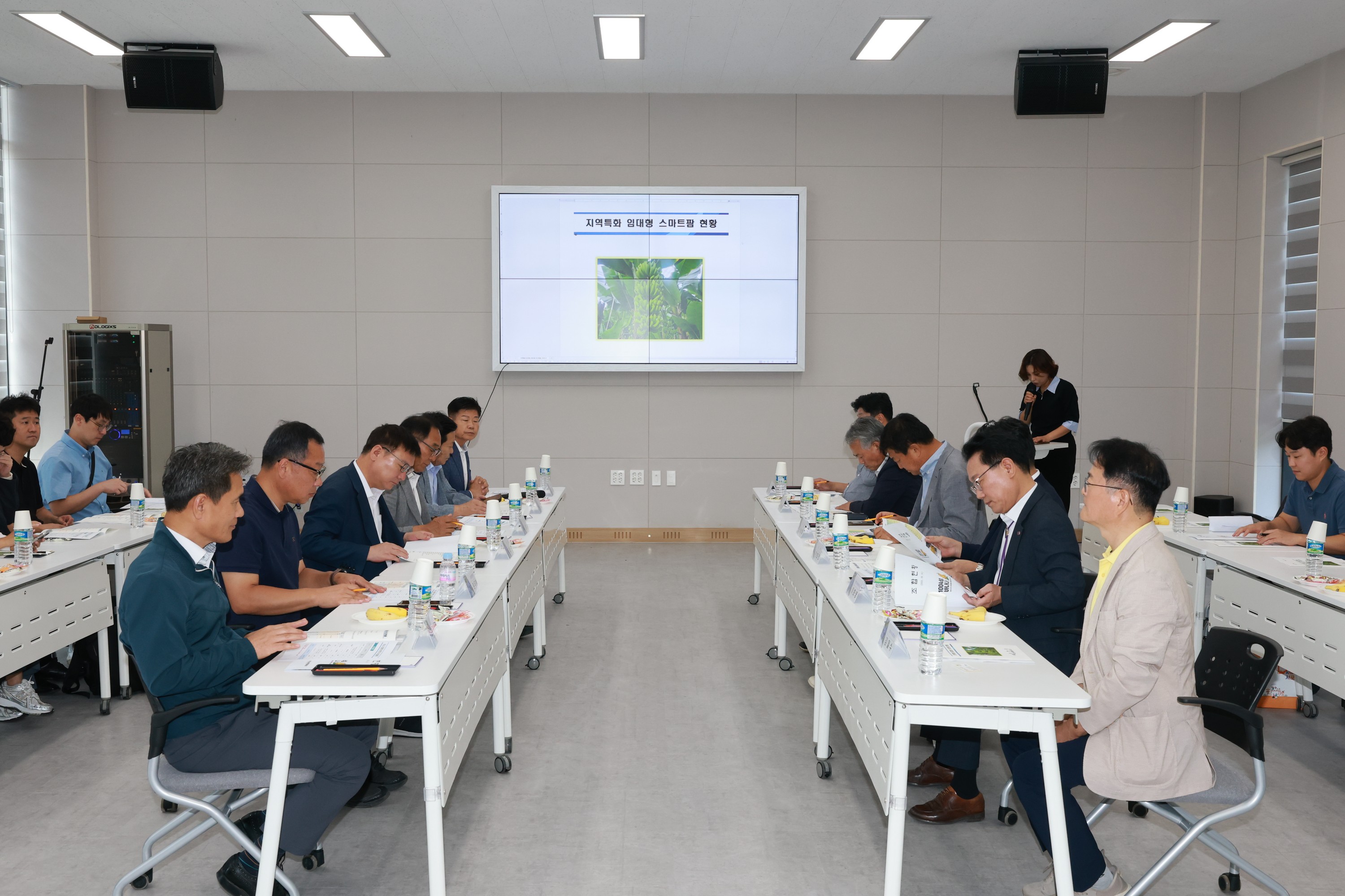 제393회 임시회 농수산위원회 신안 바나나농장 현지활동 첨부이미지 : 25년09월10일 제393회 임시회 농수산위원회 신안 바나나농장 현지활동 - 001.jpg