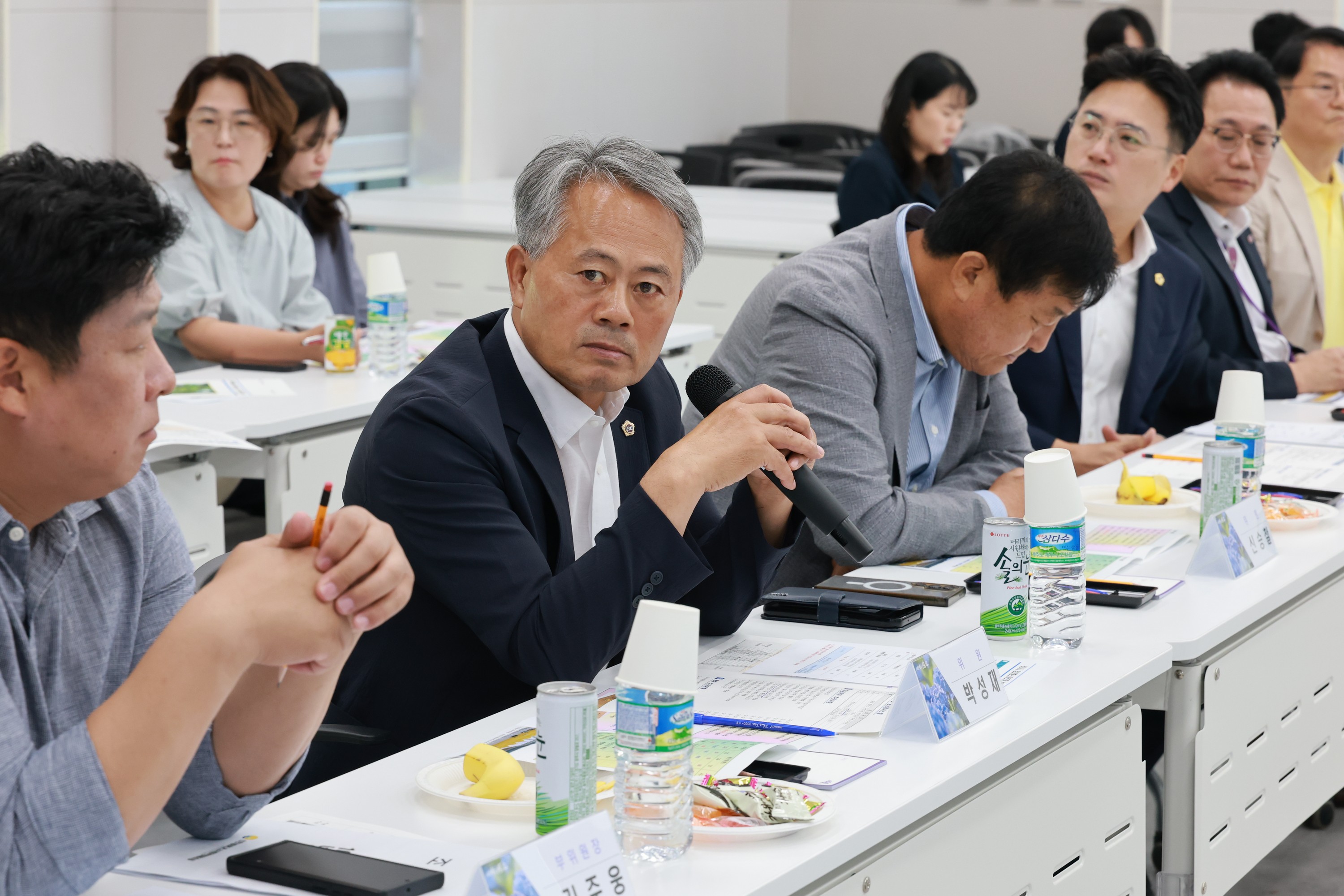 제393회 임시회 농수산위원회 신안 바나나농장 현지활동 첨부이미지 : 25년09월10일 제393회 임시회 농수산위원회 신안 바나나농장 현지활동 - 036.jpg