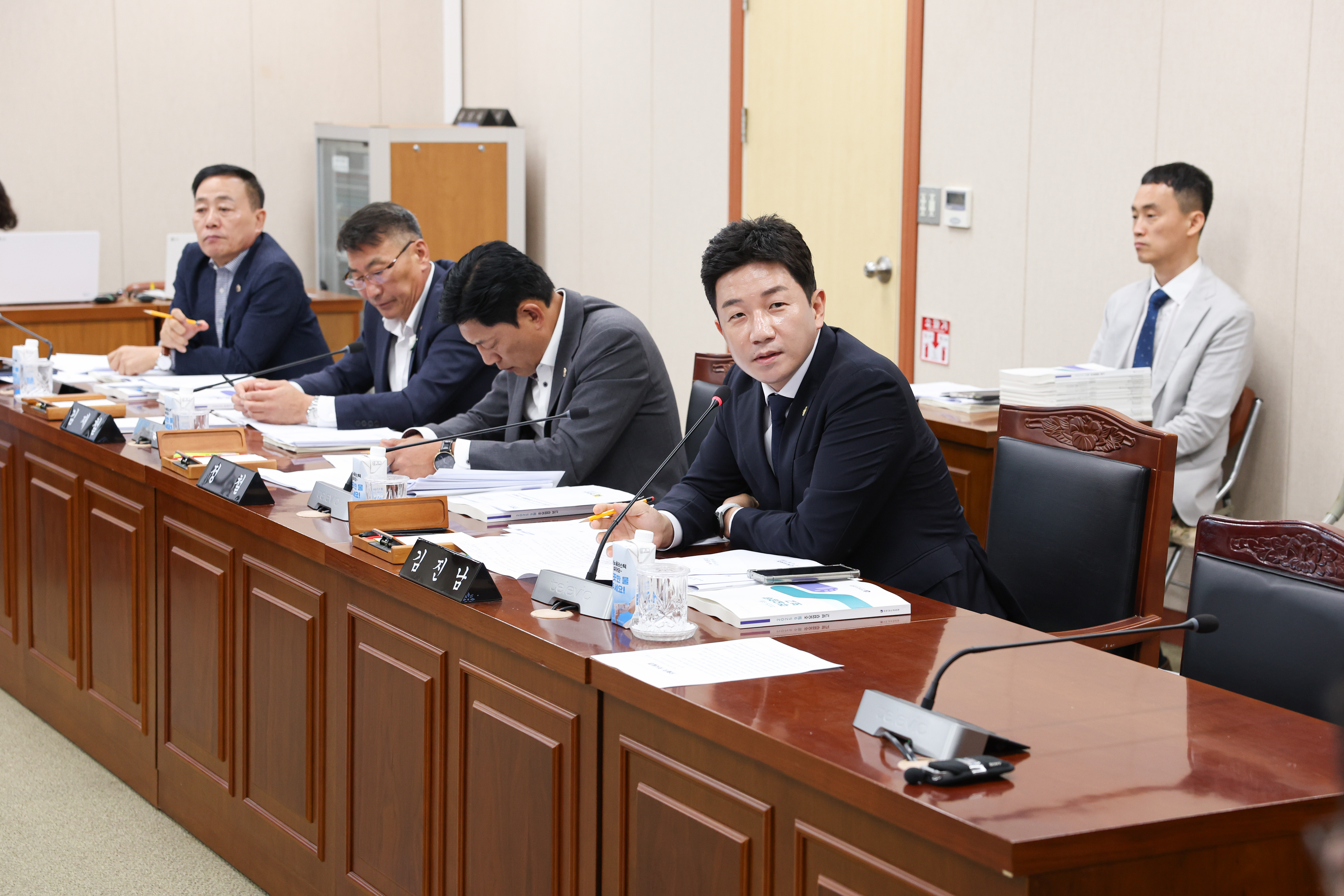 제393회 임시회 교육위원회 회의 첨부이미지 : 25년09월10일 제393회 임시회 교육위원회 회의 (23).jpg