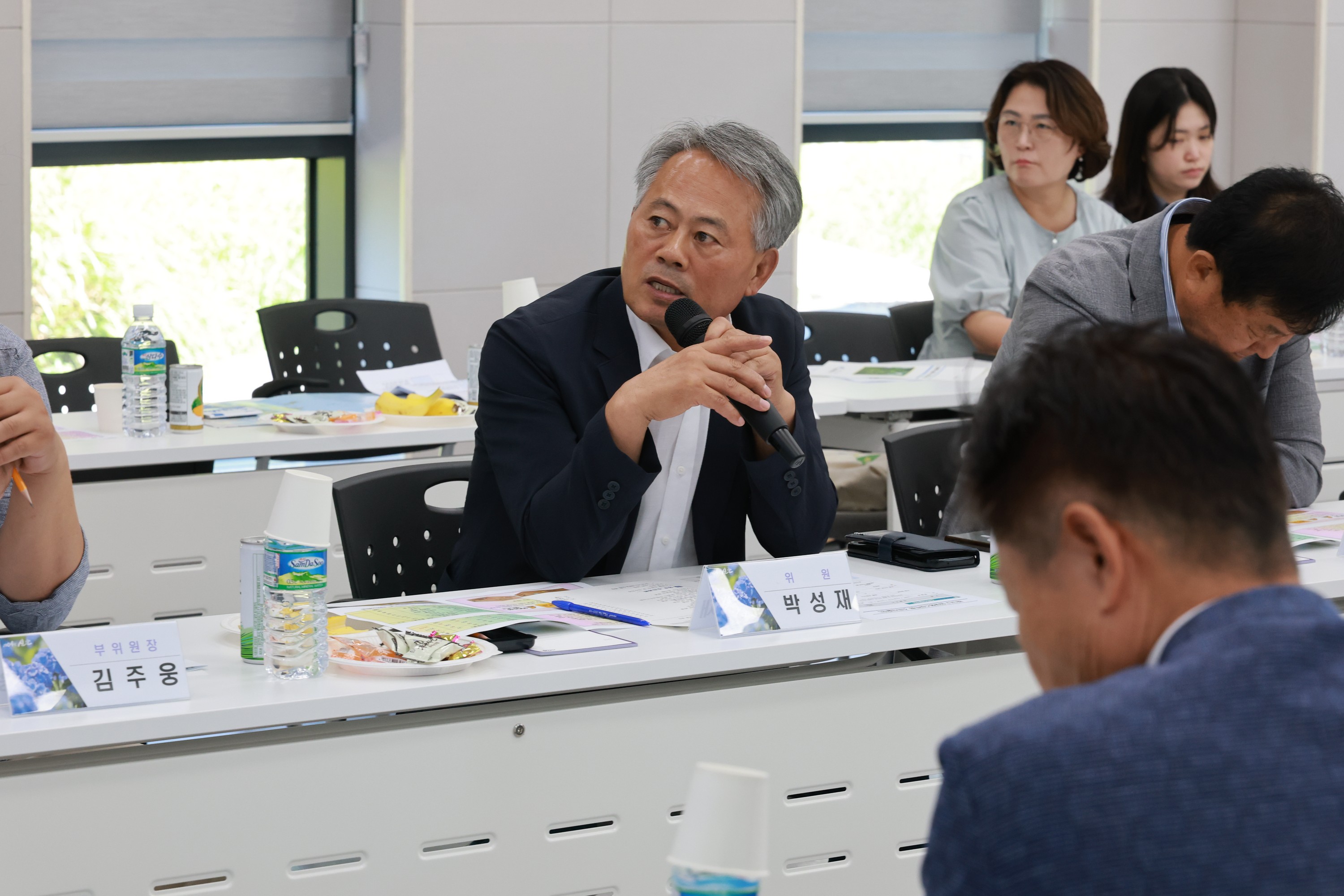 제393회 임시회 농수산위원회 신안 바나나농장 현지활동 첨부이미지 : 25년09월10일 제393회 임시회 농수산위원회 신안 바나나농장 현지활동 - 037.jpg