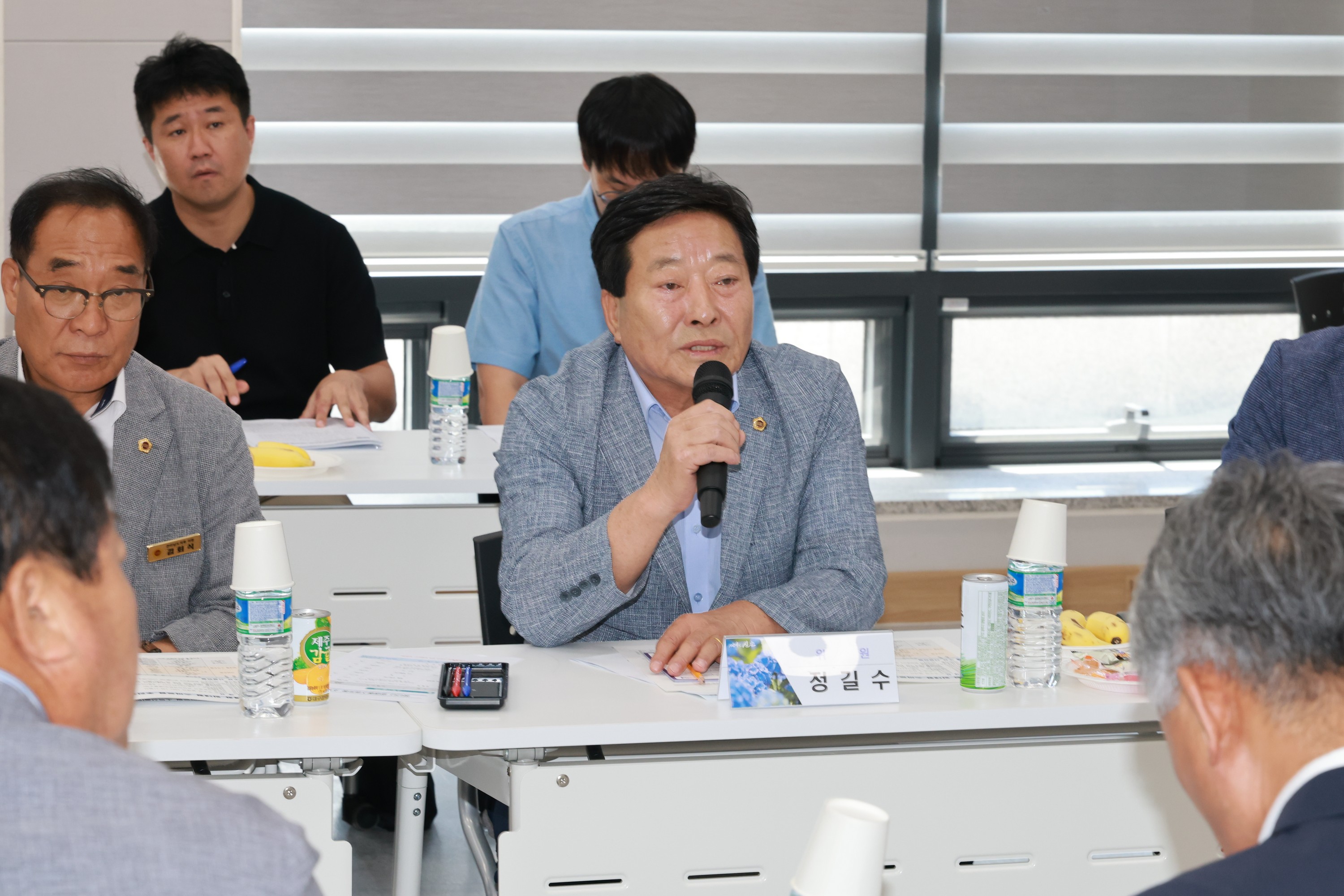 25년09월10일 제393회 임시회 농수산위원회 신안 바나나농장 현지활동 - 0223