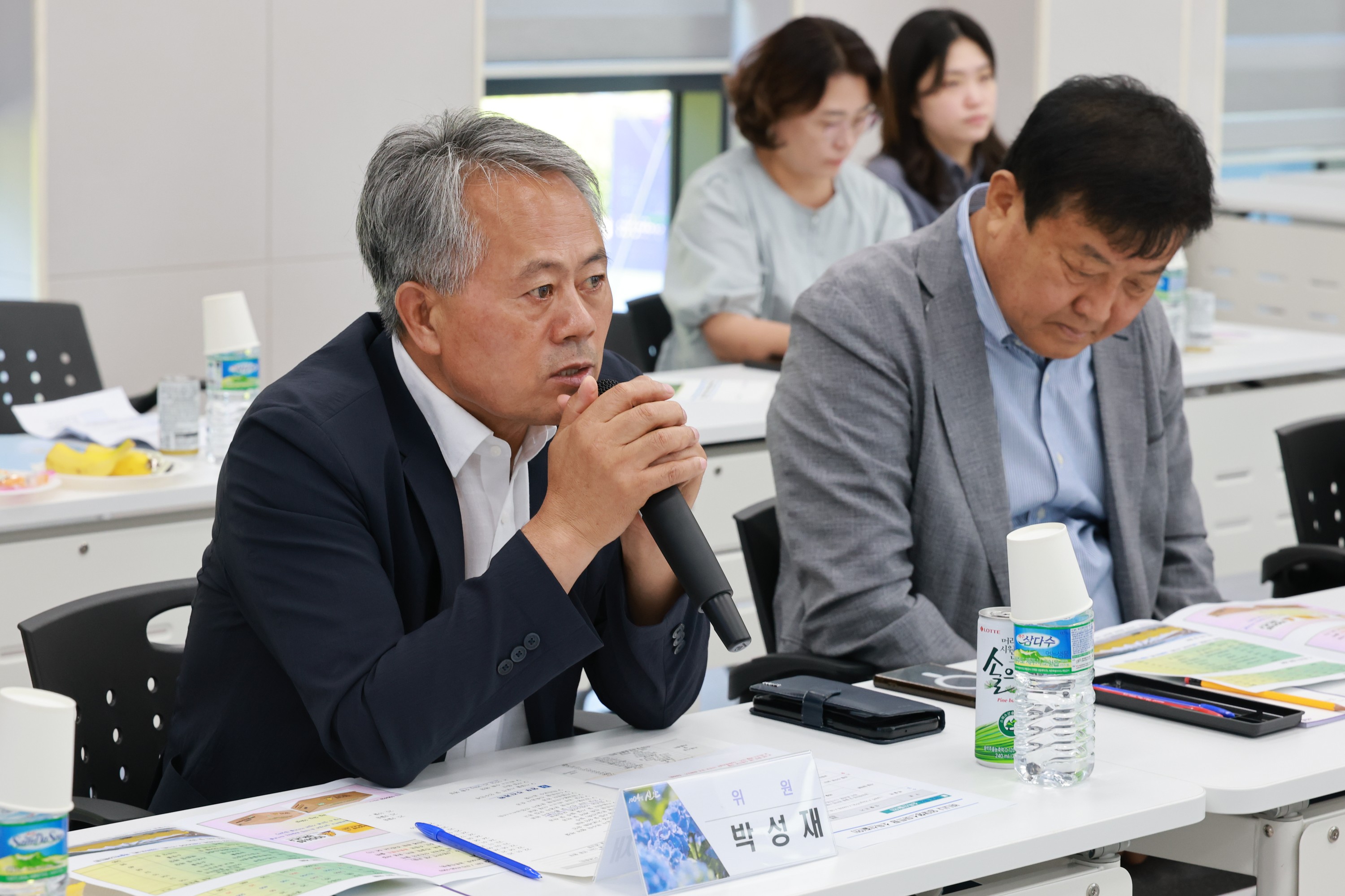 제393회 임시회 농수산위원회 신안 바나나농장 현지활동 첨부이미지 : 25년09월10일 제393회 임시회 농수산위원회 신안 바나나농장 현지활동 - 032.jpg