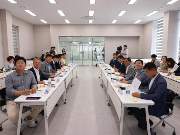 제393회 임시회 농수산위원회 신안 바나나농장 현지활동 첨부이미지 : 25년09월10일 제393회 임시회 농수산위원회 신안 바나나농장 현지활동 - 008.jpg