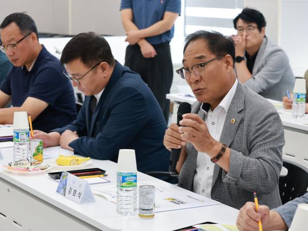 제393회 임시회 농수산위원회 신안 바나나농장 현지활동 첨부이미지 : 25년09월10일 제393회 임시회 농수산위원회 신안 바나나농장 현지활동 - 030.jpg