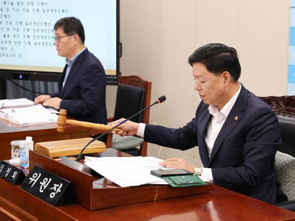 제393회 임시회 교육위원회 회의 첨부이미지 : 25년09월10일 제393회 임시회 교육위원회 회의 (9).jpg