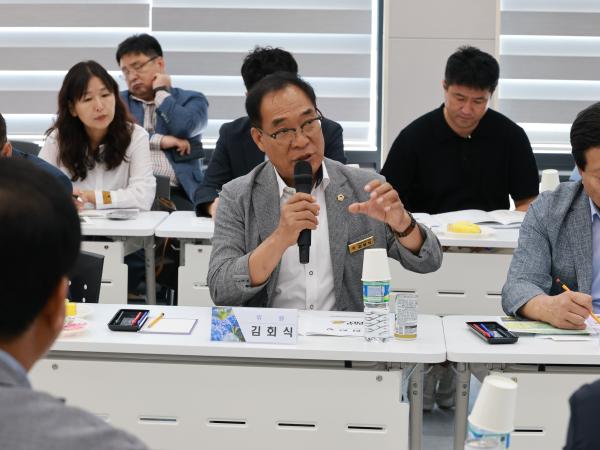 제393회 임시회 농수산위원회 신안 바나나농장 현지활동 첨부이미지 : 25년09월10일 제393회 임시회 농수산위원회 신안 바나나농장 현지활동 - 031.jpg