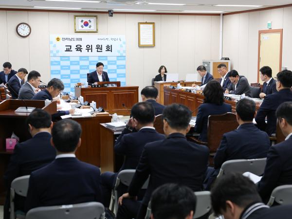 제393회 임시회 교육위원회 회의 첨부이미지 : 25년09월10일 제393회 임시회 교육위원회 회의 (5).jpg