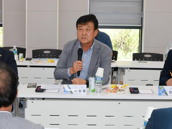 제393회 임시회 농수산위원회 신안 바나나농장 현지활동 첨부이미지 : 25년09월10일 제393회 임시회 농수산위원회 신안 바나나농장 현지활동 - 026.jpg