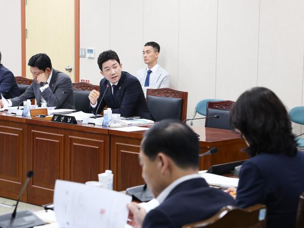 제393회 임시회 교육위원회 회의 첨부이미지 : 25년09월10일 제393회 임시회 교육위원회 회의 (25).jpg