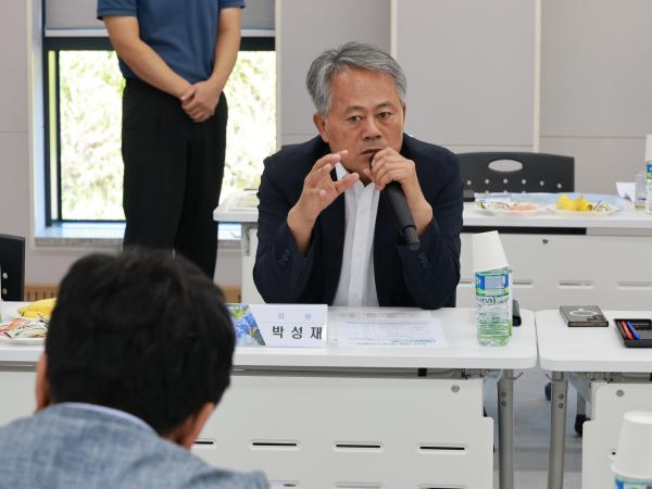 제393회 임시회 농수산위원회 신안 바나나농장 현지활동 첨부이미지 : 25년09월10일 제393회 임시회 농수산위원회 신안 바나나농장 현지활동 - 033.jpg