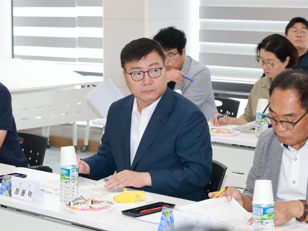 제393회 임시회 농수산위원회 신안 바나나농장 현지활동 첨부이미지 : 25년09월10일 제393회 임시회 농수산위원회 신안 바나나농장 현지활동 - 013.jpg