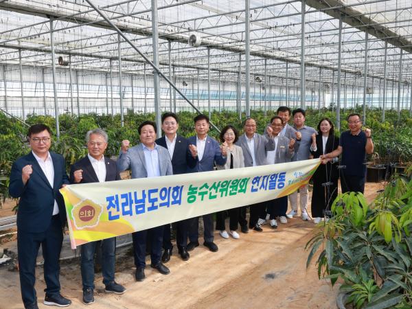 제393회 임시회 농수산위원회 신안 청년임대농장 망고학교 현지활동 첨부이미지 : 25년09월10일 제393회 임시회 농수산위원회 신안 청년임대농장 망고학교 현지활동 - 022.jpg