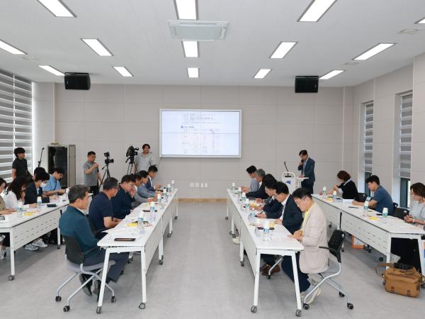 제393회 임시회 농수산위원회 신안 바나나농장 현지활동 첨부이미지 : 25년09월10일 제393회 임시회 농수산위원회 신안 바나나농장 현지활동 - 011.jpg