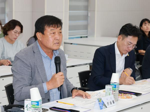 제393회 임시회 농수산위원회 신안 바나나농장 현지활동 첨부이미지 : 25년09월10일 제393회 임시회 농수산위원회 신안 바나나농장 현지활동 - 025.jpg