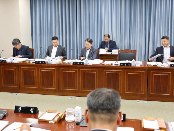 제393회 임시회 교육위원회 회의 첨부이미지 : 25년09월10일 제393회 임시회 교육위원회 회의 (18).jpg