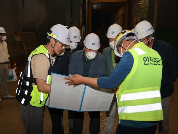 제393회 임시회 안전소방건설소방위원회 현지활동 '호남고속철도(2단계) 4공구 건설 현장' 첨부이미지 : 25년09월10일 제393회 임시회 안전소방건설소방위원회 현지활동 ‘호남고속철도(2단계) 4공구 건설 현장‘ (26).jpg