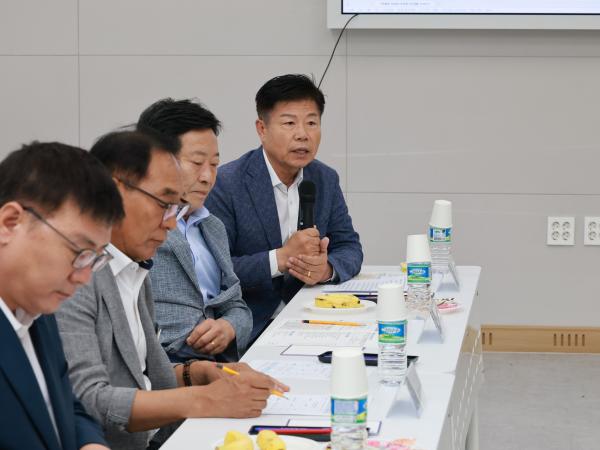제393회 임시회 농수산위원회 신안 바나나농장 현지활동
