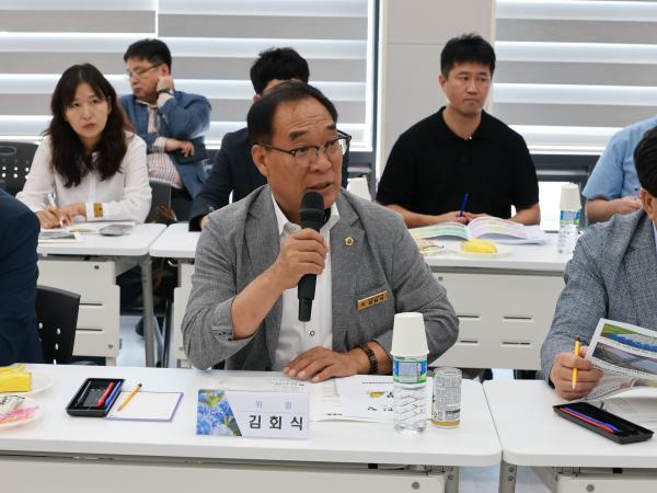 제393회 임시회 농수산위원회 신안 바나나농장 현지활동 첨부이미지 : 25년09월10일 제393회 임시회 농수산위원회 신안 바나나농장 현지활동 - 028.jpg