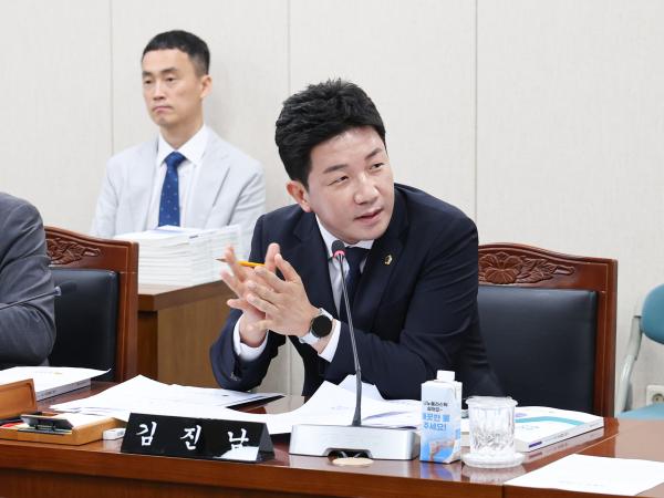 제393회 임시회 교육위원회 회의 첨부이미지 : 25년09월10일 제393회 임시회 교육위원회 회의 (24).jpg