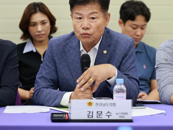 제393회 임시회 농수산위원회 신안 청년임대농장 망고학교 현지활동 첨부이미지 : 25년09월10일 제393회 임시회 농수산위원회 신안 청년임대농장 망고학교 현지활동 - 044.jpg