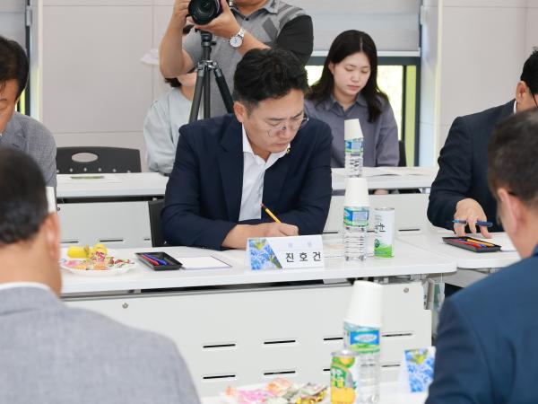 제393회 임시회 농수산위원회 신안 바나나농장 현지활동 첨부이미지 : 25년09월10일 제393회 임시회 농수산위원회 신안 바나나농장 현지활동 - 018.jpg