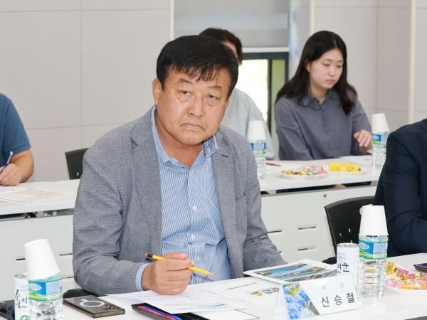 제393회 임시회 농수산위원회 신안 바나나농장 현지활동 첨부이미지 : 25년09월10일 제393회 임시회 농수산위원회 신안 바나나농장 현지활동 - 019.jpg