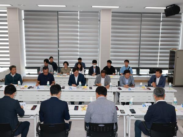 제393회 임시회 농수산위원회 신안 바나나농장 현지활동 첨부이미지 : 25년09월10일 제393회 임시회 농수산위원회 신안 바나나농장 현지활동 - 003.jpg