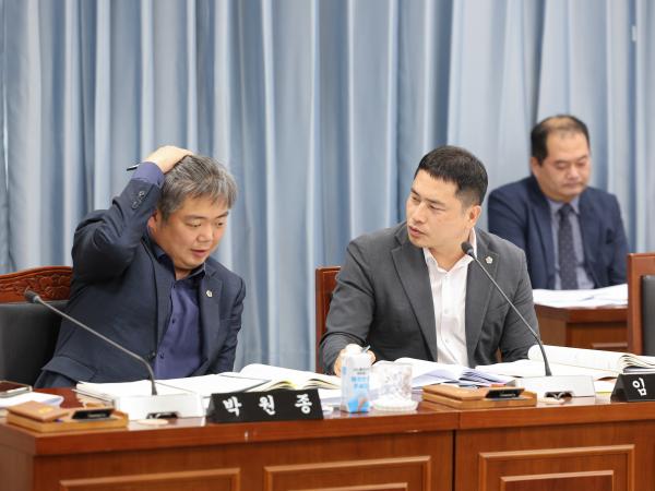 제393회 임시회 교육위원회 회의 첨부이미지 : 25년09월10일 제393회 임시회 교육위원회 회의 (55).jpg