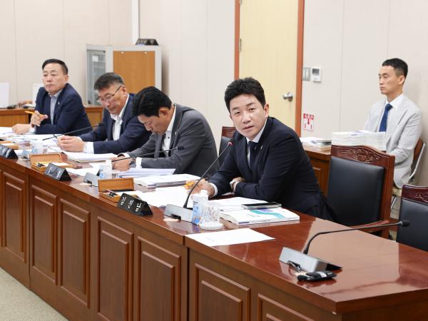 제393회 임시회 교육위원회 회의 첨부이미지 : 25년09월10일 제393회 임시회 교육위원회 회의 (23).jpg