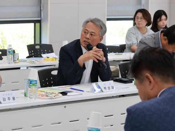 제393회 임시회 농수산위원회 신안 바나나농장 현지활동 첨부이미지 : 25년09월10일 제393회 임시회 농수산위원회 신안 바나나농장 현지활동 - 037.jpg