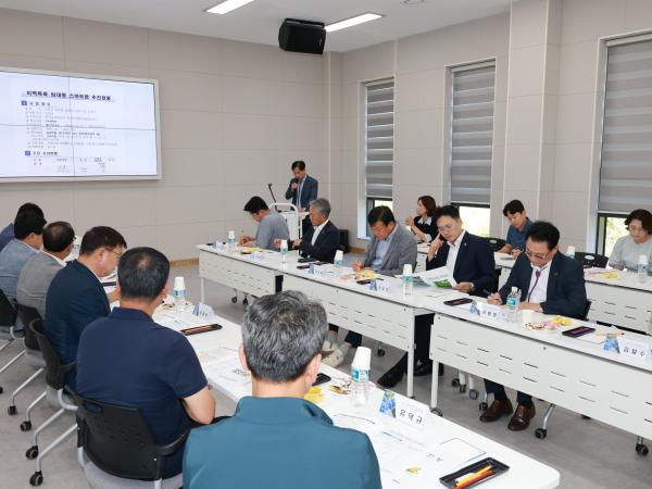 제393회 임시회 농수산위원회 신안 바나나농장 현지활동 첨부이미지 : 25년09월10일 제393회 임시회 농수산위원회 신안 바나나농장 현지활동 - 010.jpg