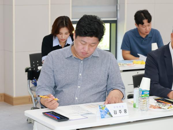제393회 임시회 농수산위원회 신안 바나나농장 현지활동 첨부이미지 : 25년09월10일 제393회 임시회 농수산위원회 신안 바나나농장 현지활동 - 016.jpg
