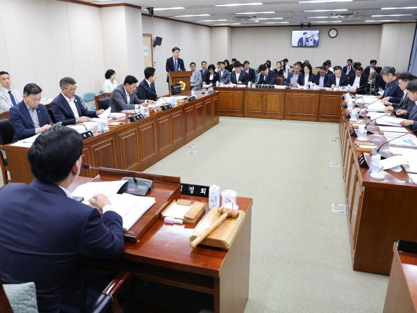 제393회 임시회 교육위원회 회의 첨부이미지 : 25년09월10일 제393회 임시회 교육위원회 회의 (8).jpg