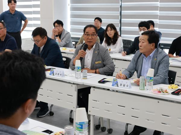 제393회 임시회 농수산위원회 신안 바나나농장 현지활동 첨부이미지 : 25년09월10일 제393회 임시회 농수산위원회 신안 바나나농장 현지활동 - 029.jpg