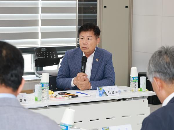 제393회 임시회 농수산위원회 신안 바나나농장 현지활동 첨부이미지 : 25년09월10일 제393회 임시회 농수산위원회 신안 바나나농장 현지활동 - 020.jpg