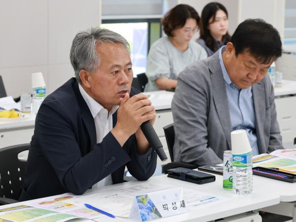 제393회 임시회 농수산위원회 신안 바나나농장 현지활동 첨부이미지 : 25년09월10일 제393회 임시회 농수산위원회 신안 바나나농장 현지활동 - 032.jpg