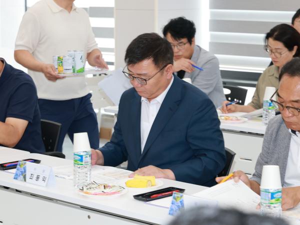 제393회 임시회 농수산위원회 신안 바나나농장 현지활동 첨부이미지 : 25년09월10일 제393회 임시회 농수산위원회 신안 바나나농장 현지활동 - 014.jpg