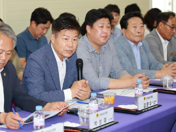 제393회 임시회 농수산위원회 신안 청년임대농장 망고학교 현지활동 첨부이미지 : 25년09월10일 제393회 임시회 농수산위원회 신안 청년임대농장 망고학교 현지활동 - 031.jpg