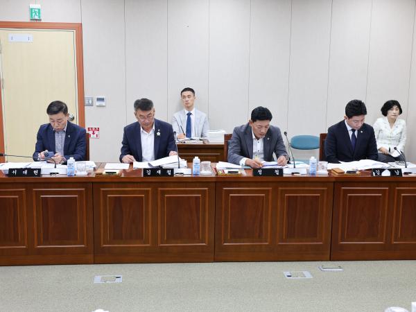 제393회 임시회 교육위원회 회의 첨부이미지 : 25년09월10일 제393회 임시회 교육위원회 회의 (7).jpg