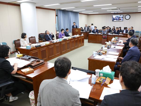 제393회 임시회 경제관광위원회 회의 첨부이미지 : 25년09월09일 제393회 임시회 경제관광위원회 회의 (24).jpg